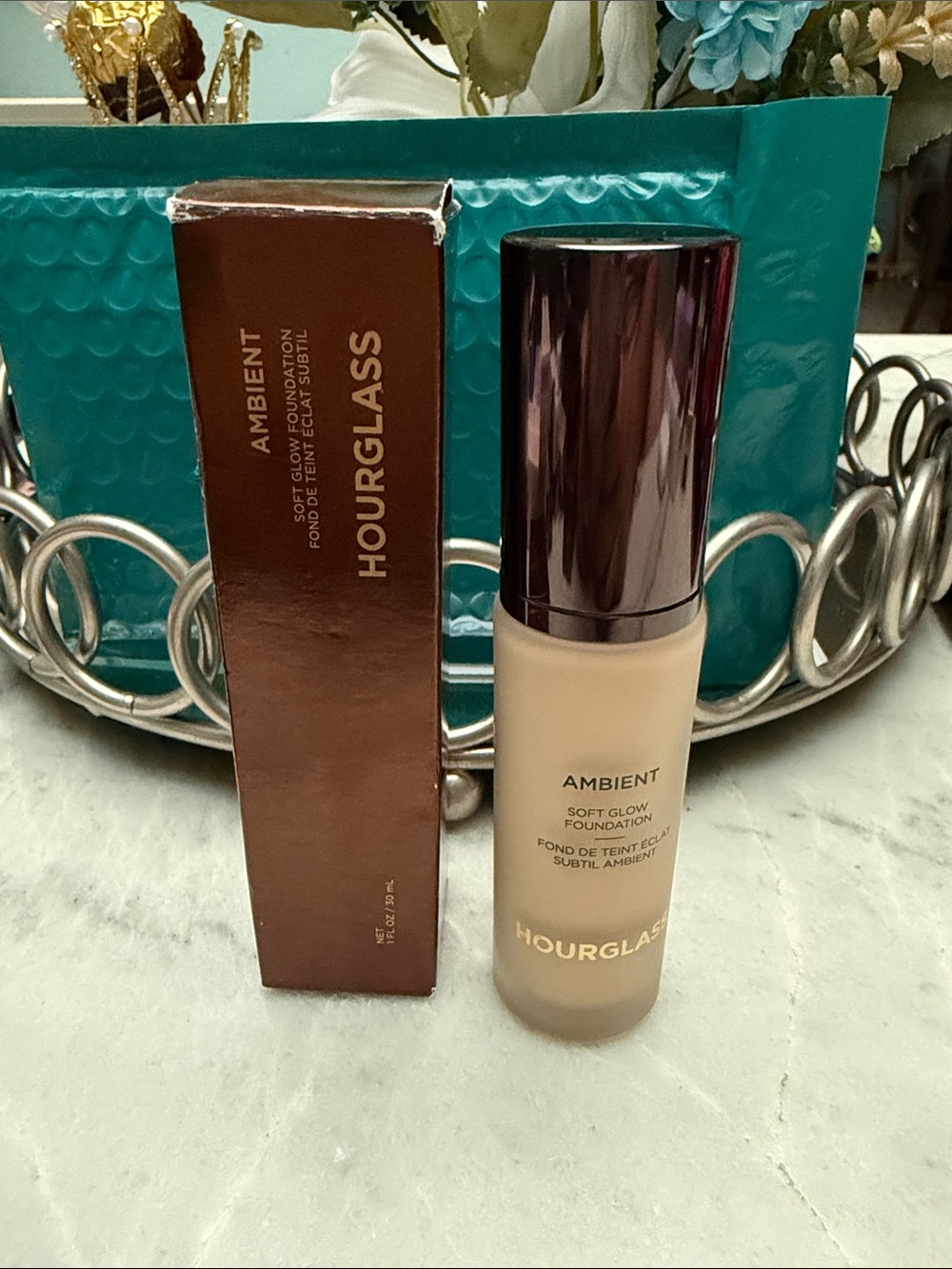 Hourglass Ambient Soft Glow Foundation ambient 3